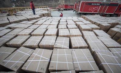 村主任劉強(qiáng)東新年送溫暖 500萬年貨惠及全村